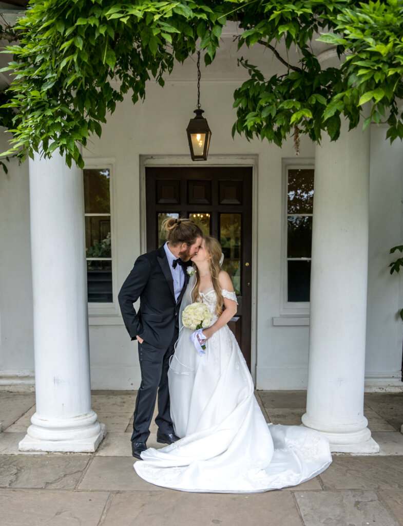 bride, groom, kiss, entrance, romantic, embrace, 