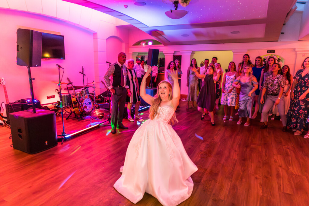 bouquet, throwing, the flowers, dance floor, 